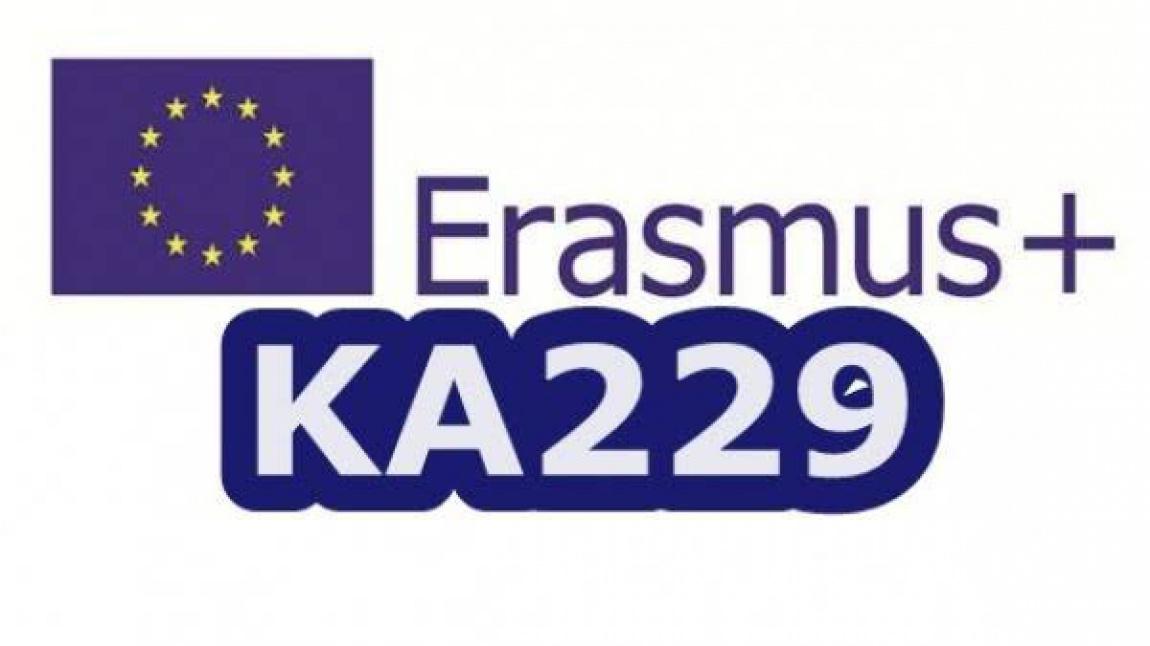 Merkezimizde  Erasmus+ KA229 Okullar Arasi Değişim Ortakliklari projemiz 'Open Minds, Skillful Hands' projesi uygulanmaktadır.
